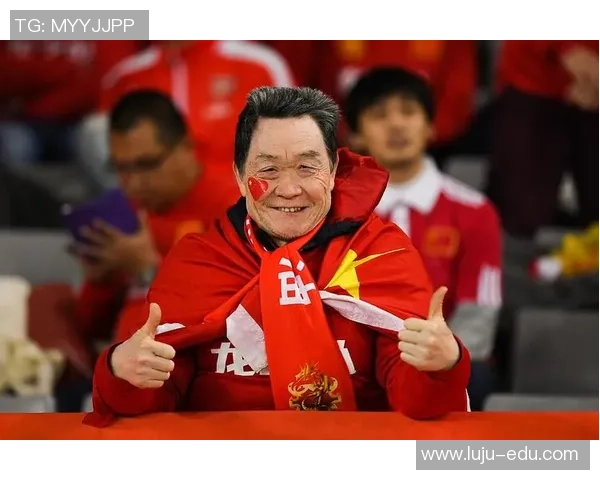 足球明星化妆大爷的趣味瞬间展现了老年人的时尚与活力 足球明星化妆大爷的趣味瞬间展现了老年人的时尚与活力