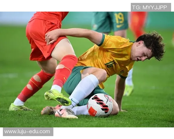 足球明星在绿茵场上踢球的精彩瞬间与动感BGM完美融合的视听盛宴