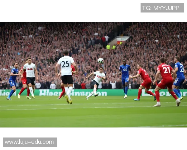 足球明星在绿茵场上挥洒汗水尽显风采与激情的奔跑瞬间