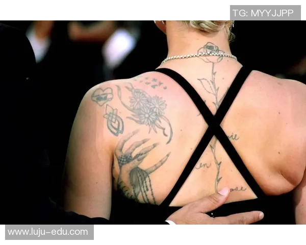 足球明星女生的后背纹身艺术与个性魅力的完美结合 足球明星女生的后背纹身艺术与个性魅力的完美结合