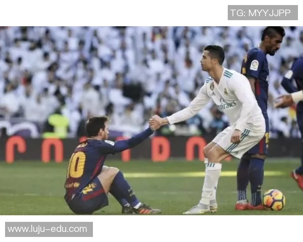 足球明星意外被热情粉丝亲吻现场反应引发热议与关注