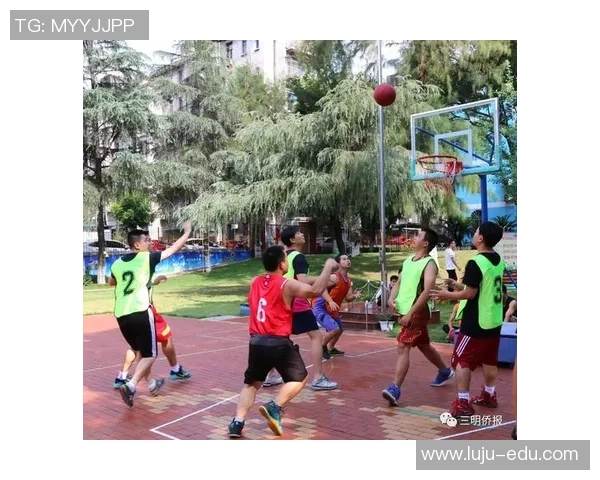 足球明星携手幼儿园小朋友共绘梦想绿茵场的精彩瞬间