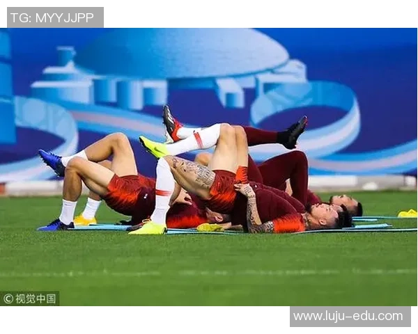 足球明星热身训练视频揭秘提升竞技状态的秘密技巧与训练方法