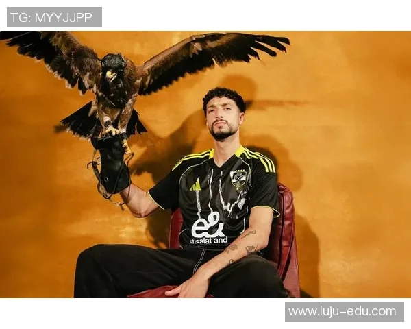 足球明星激情甩球衣瞬间精彩回顾展现运动魅力与热血青春