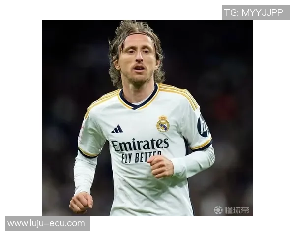 足球明星的专属记者揭秘他们背后的故事与生活点滴