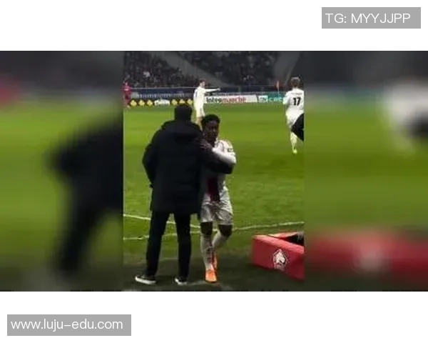 足球明星的夸张画作展现了他们在绿茵场上的传奇风采与个性魅力