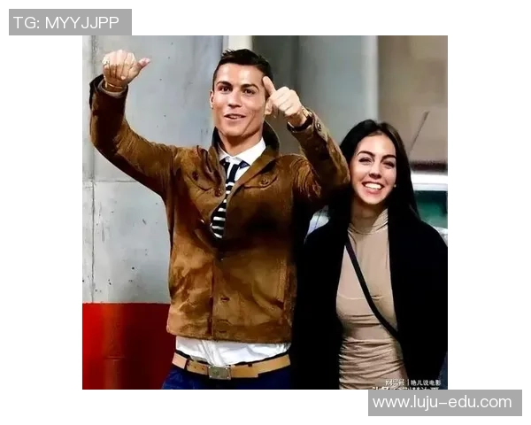 足球明星的另一半揭秘她们的爱情故事与生活点滴 足球明星的另一半揭秘她们的爱情故事与生活点滴