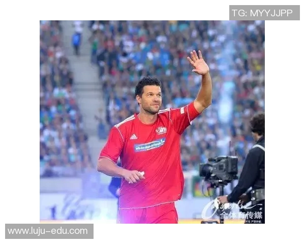 足球明星的光环下隐藏的俗气与浮华生活探讨