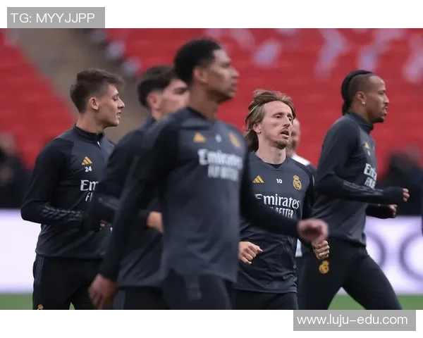 足球明星的魅力与帅气如何征服全球球迷的心灵与眼球