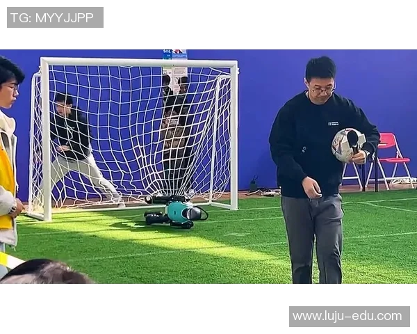 足球明星穿拖鞋的搞笑视频合集让你捧腹大笑不容错过