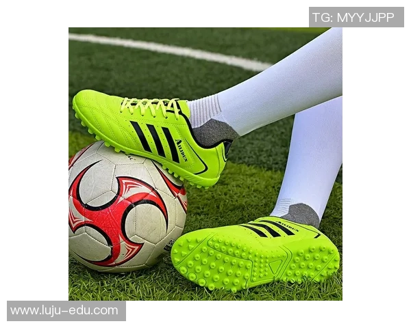 足球明星穿紫色鞋子展现独特风格与个性魅力的精彩瞬间合集