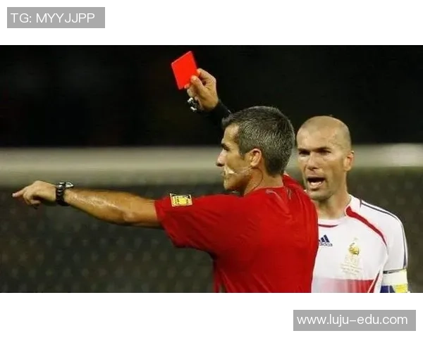 足球明星红牌瞬间大揭秘精彩集锦回顾球场上的激情与争议 足球明星红牌瞬间大揭秘精彩集锦回顾球场上的激情与争议