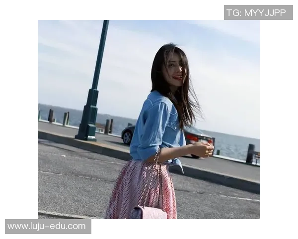 足球明星翘臀写真展现运动魅力与时尚风采的完美结合 足球明星翘臀写真展现运动魅力与时尚风采的完美结合